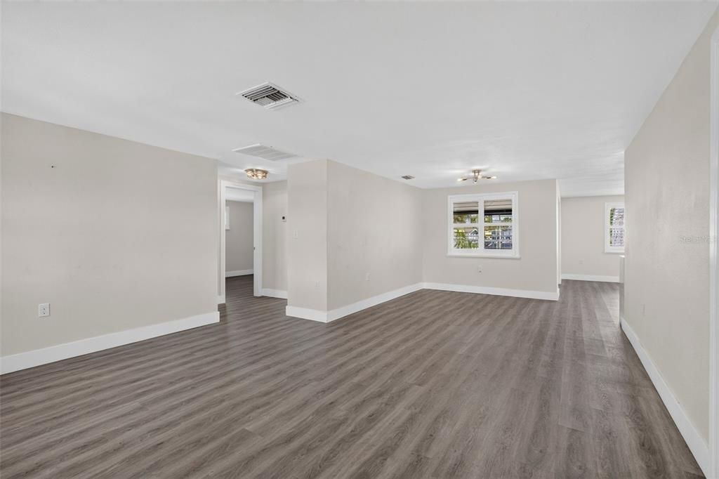 For Sale: $325,000 (2 beds, 2 baths, 1206 Square Feet)
