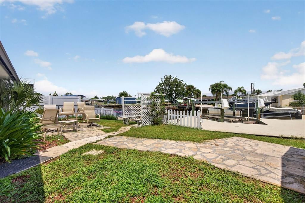 For Sale: $325,000 (2 beds, 2 baths, 1206 Square Feet)