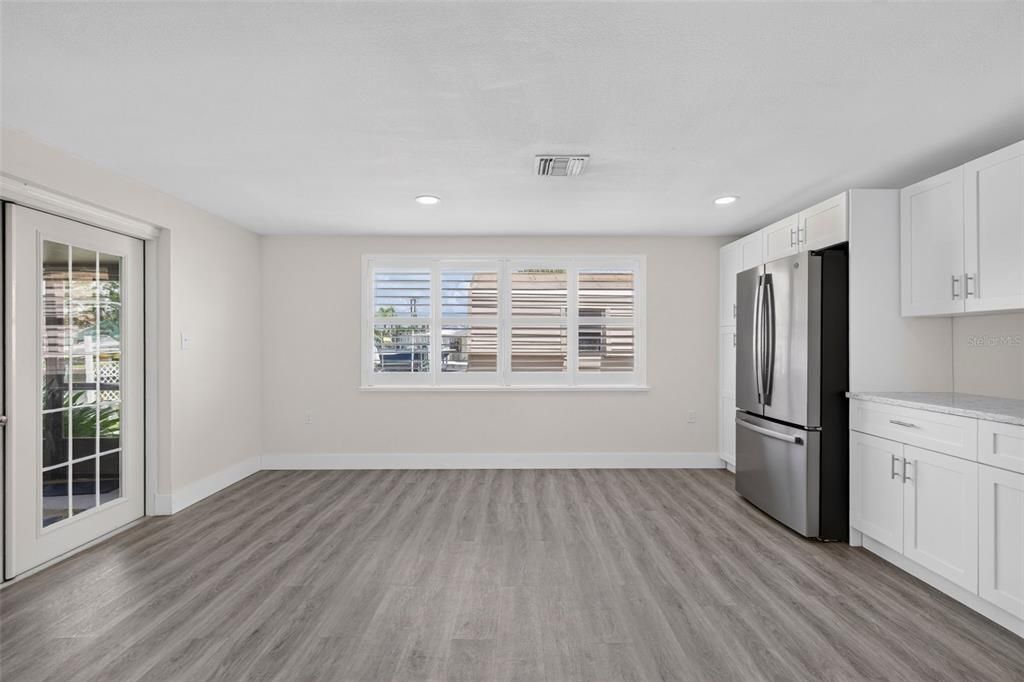 For Sale: $325,000 (2 beds, 2 baths, 1206 Square Feet)