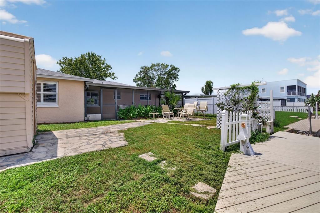 For Sale: $325,000 (2 beds, 2 baths, 1206 Square Feet)