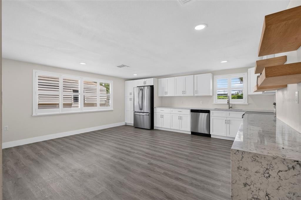 For Sale: $325,000 (2 beds, 2 baths, 1206 Square Feet)
