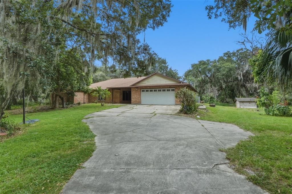 待售: $2,250,000 (5.94 acres)