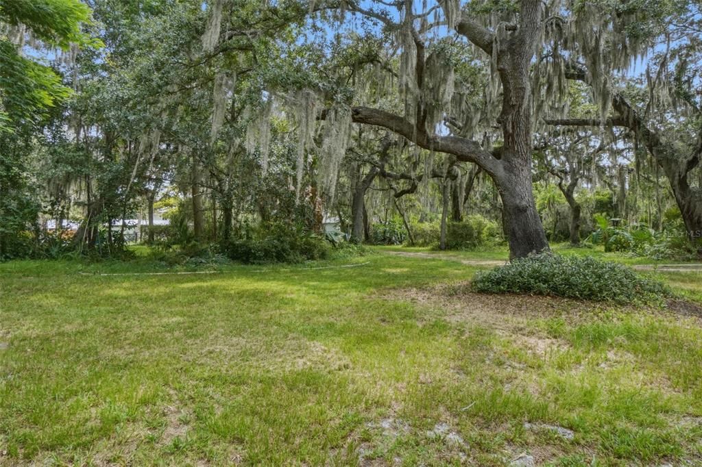 待售: $2,250,000 (5.94 acres)