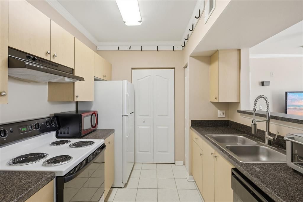 For Sale: $264,000 (2 beds, 2 baths, 996 Square Feet)