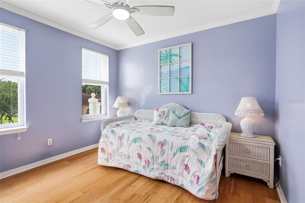 For Sale: $264,000 (2 beds, 2 baths, 996 Square Feet)