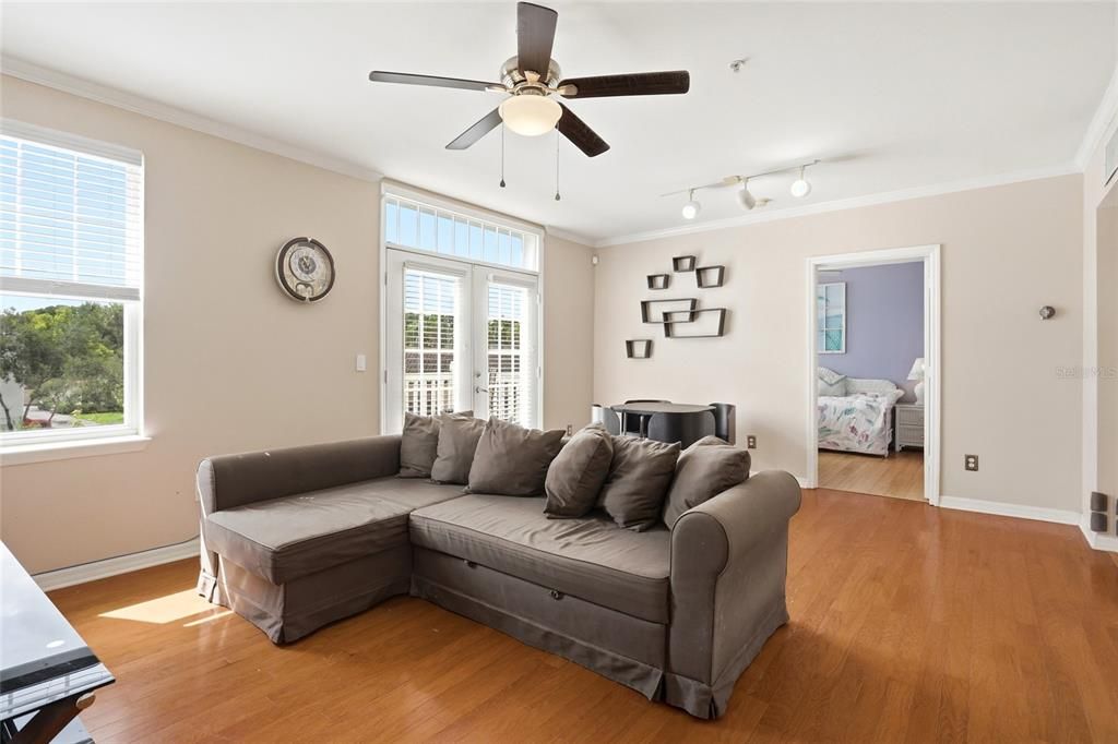 For Sale: $264,000 (2 beds, 2 baths, 996 Square Feet)