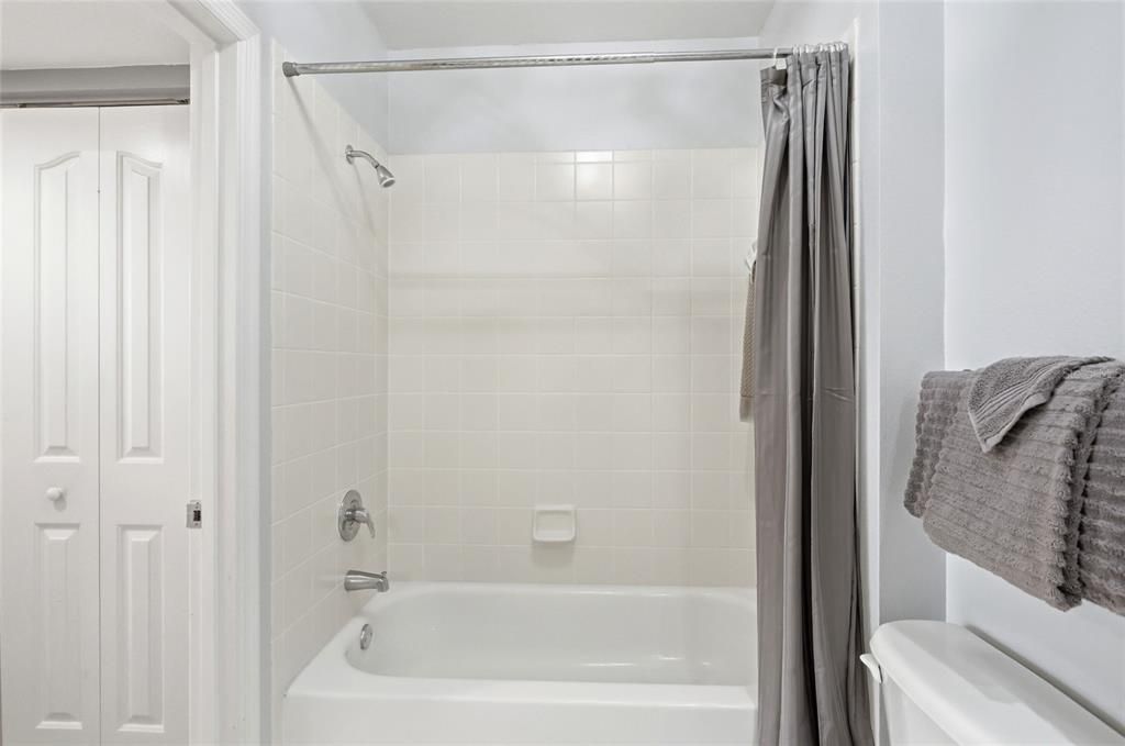 For Sale: $264,000 (2 beds, 2 baths, 996 Square Feet)