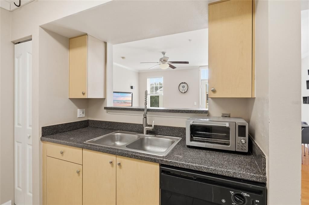 For Sale: $264,000 (2 beds, 2 baths, 996 Square Feet)