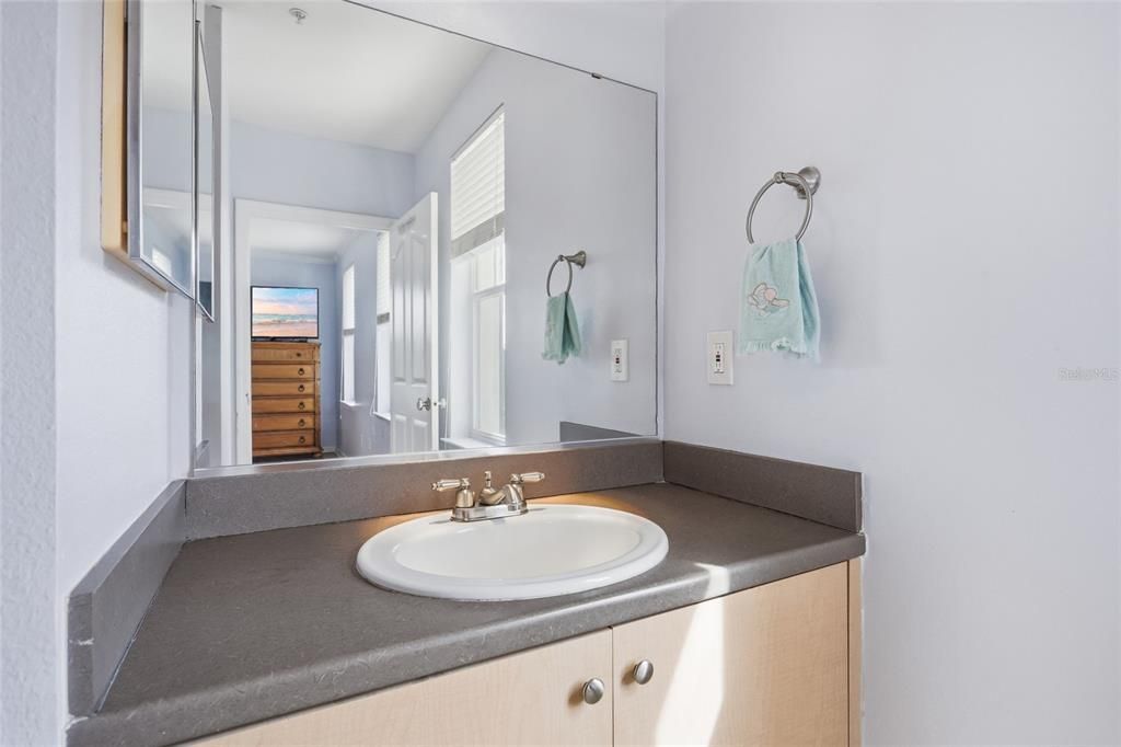 For Sale: $264,000 (2 beds, 2 baths, 996 Square Feet)