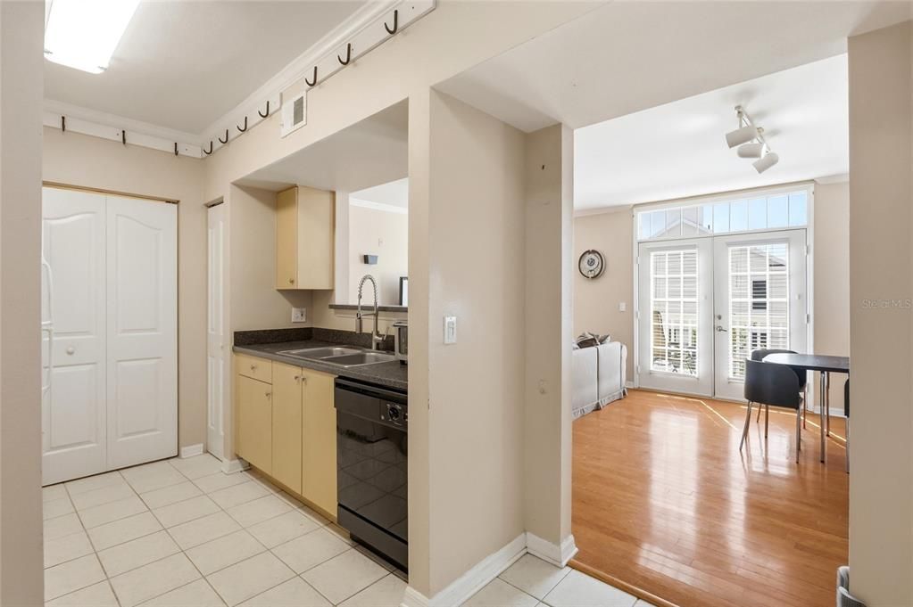 For Sale: $264,000 (2 beds, 2 baths, 996 Square Feet)