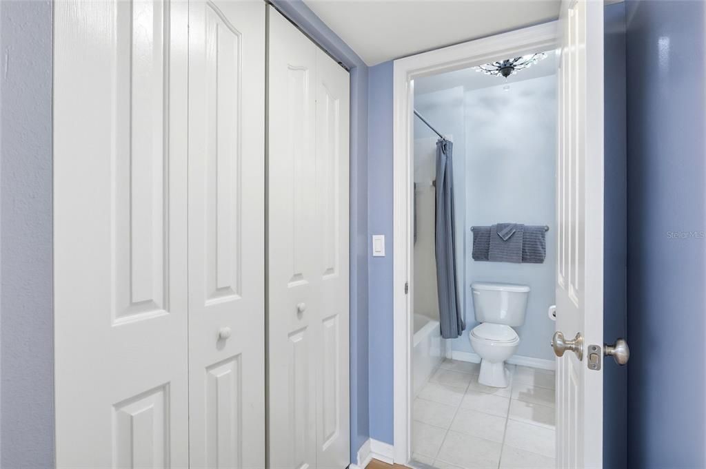 For Sale: $264,000 (2 beds, 2 baths, 996 Square Feet)