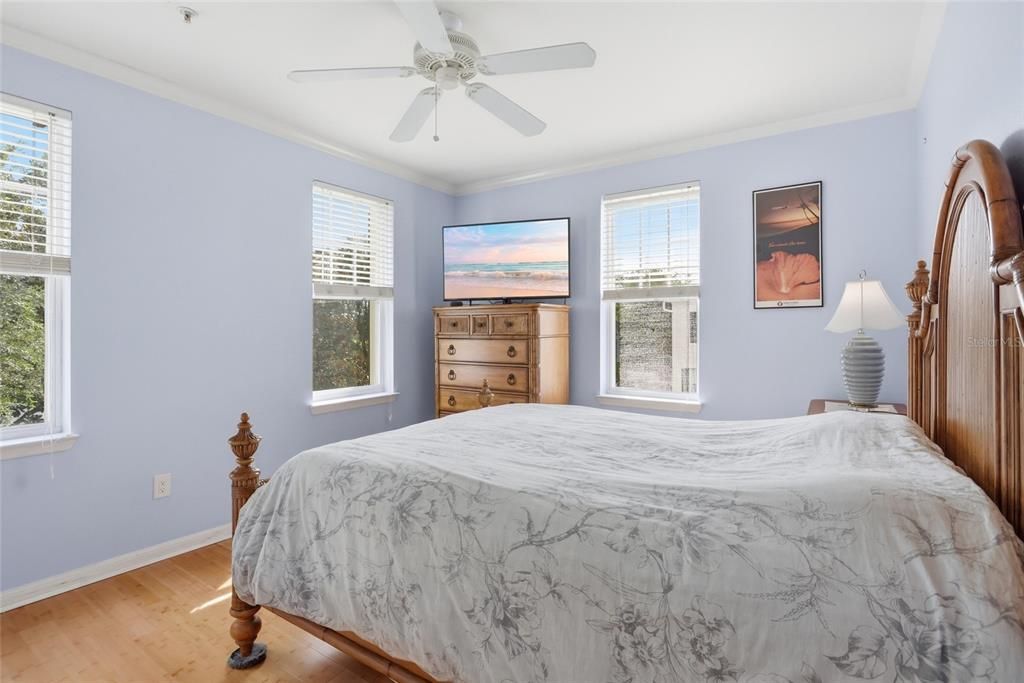 For Sale: $264,000 (2 beds, 2 baths, 996 Square Feet)