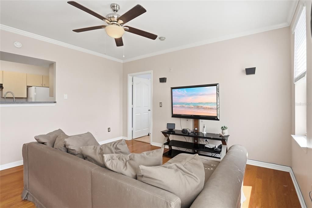 For Sale: $264,000 (2 beds, 2 baths, 996 Square Feet)
