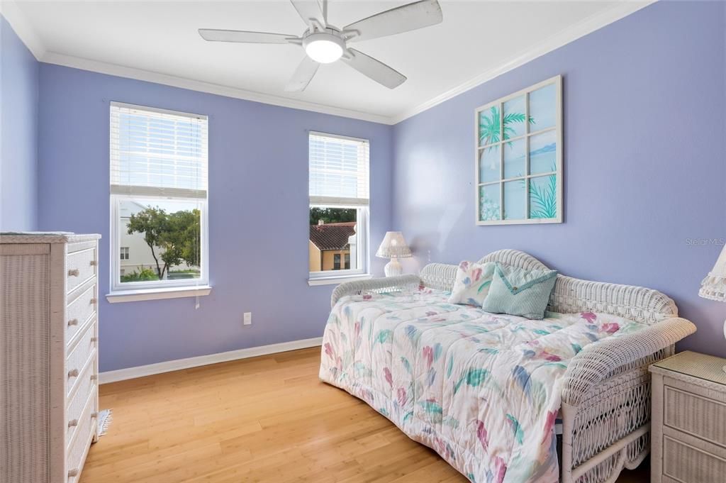 For Sale: $264,000 (2 beds, 2 baths, 996 Square Feet)