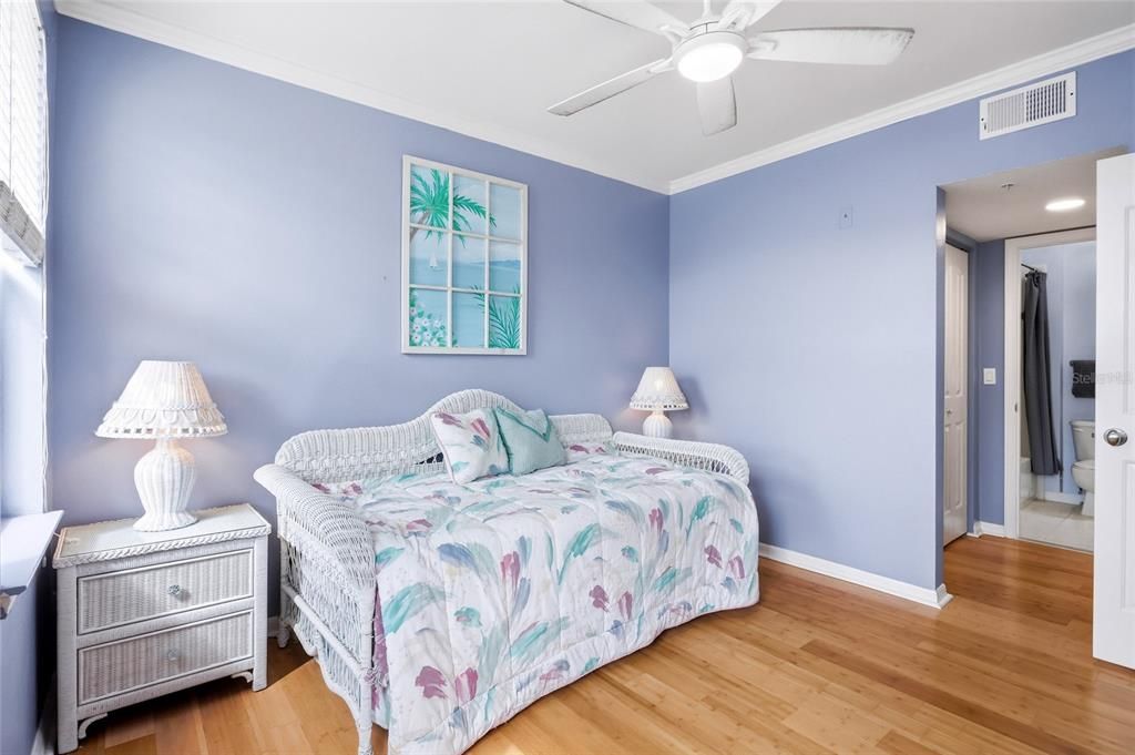 For Sale: $264,000 (2 beds, 2 baths, 996 Square Feet)