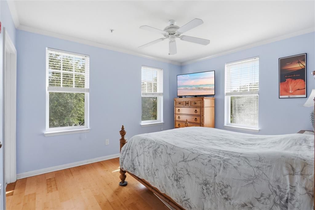 For Sale: $264,000 (2 beds, 2 baths, 996 Square Feet)