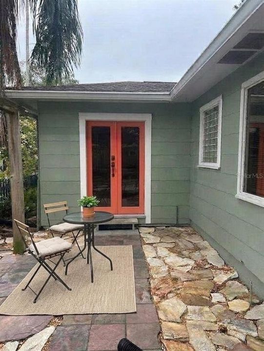For Rent: $2,500 (2 beds, 1 baths, 828 Square Feet)
