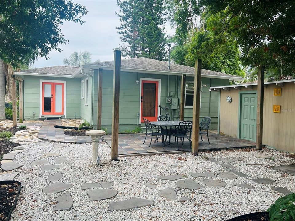 For Rent: $2,500 (2 beds, 1 baths, 828 Square Feet)