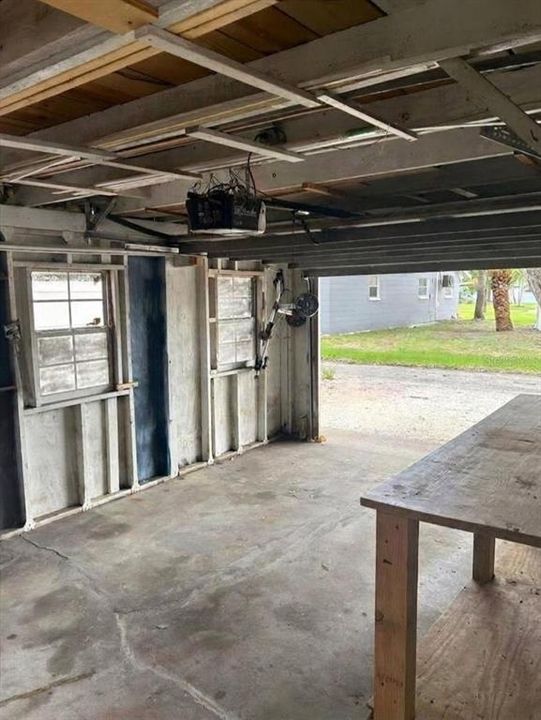For Rent: $2,500 (2 beds, 1 baths, 828 Square Feet)