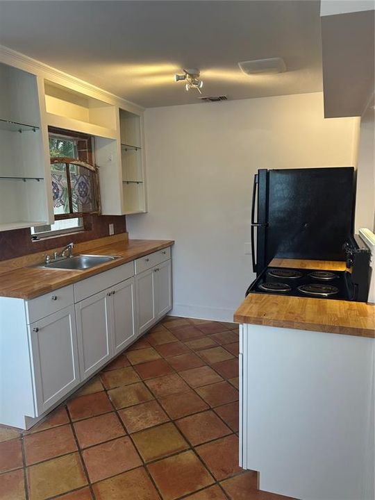 For Rent: $2,500 (2 beds, 1 baths, 828 Square Feet)