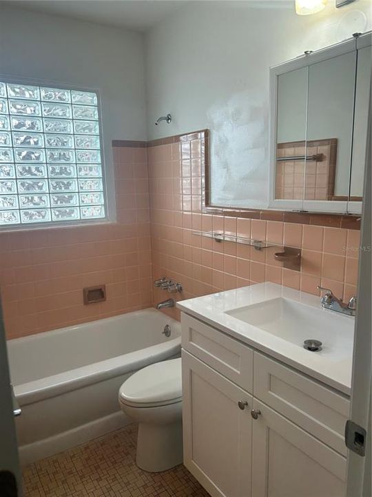 For Rent: $2,500 (2 beds, 1 baths, 828 Square Feet)