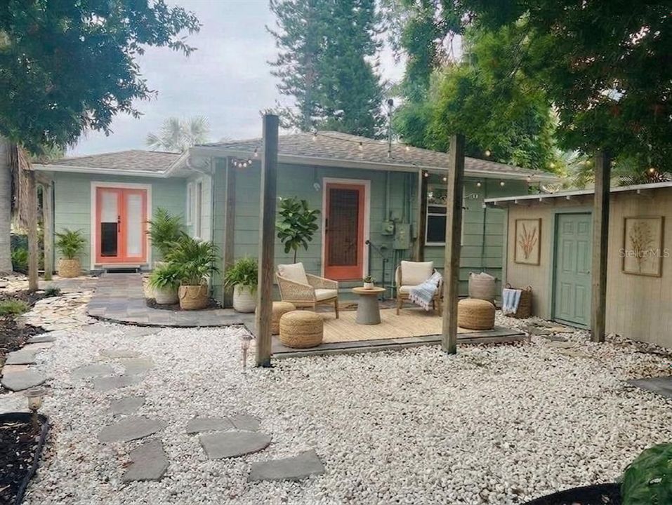 For Rent: $2,500 (2 beds, 1 baths, 828 Square Feet)