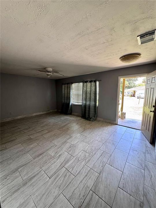For Sale: $169,900 (2 beds, 1 baths, 920 Square Feet)