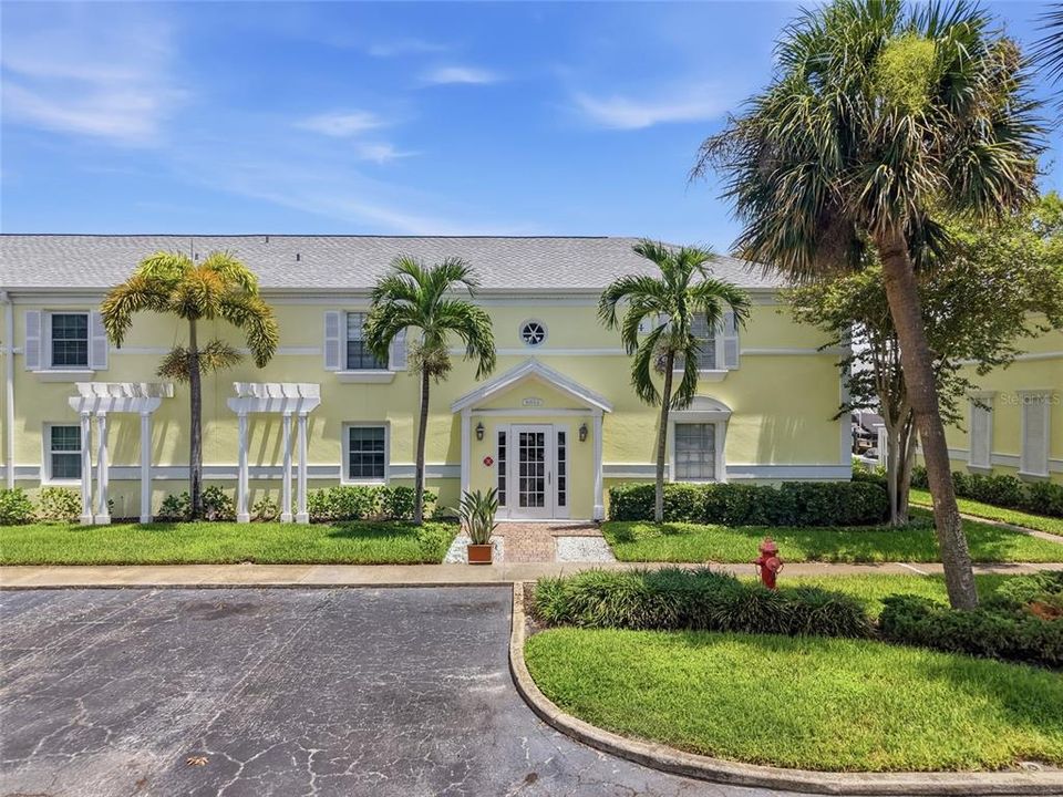 For Sale: $215,000 (1 beds, 1 baths, 562 Square Feet)