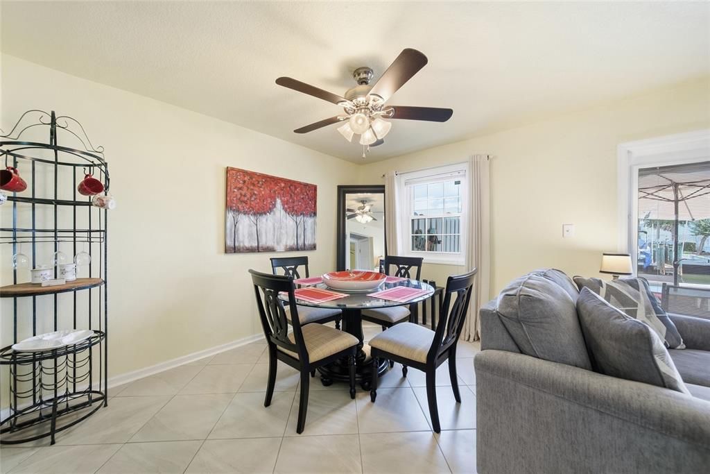 For Sale: $215,000 (1 beds, 1 baths, 562 Square Feet)