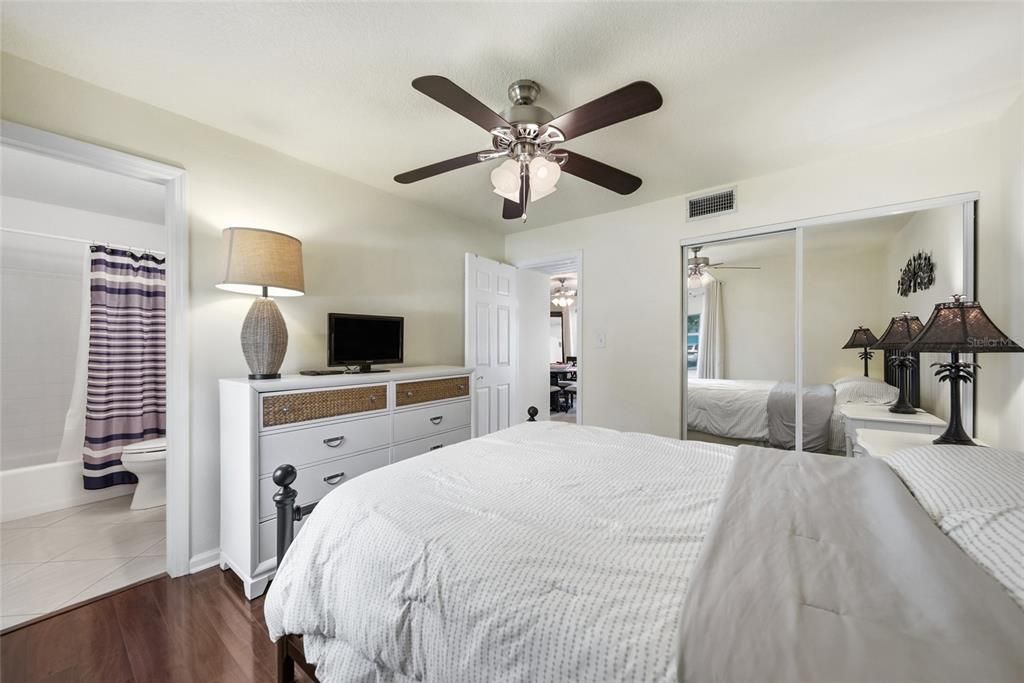 For Sale: $215,000 (1 beds, 1 baths, 562 Square Feet)