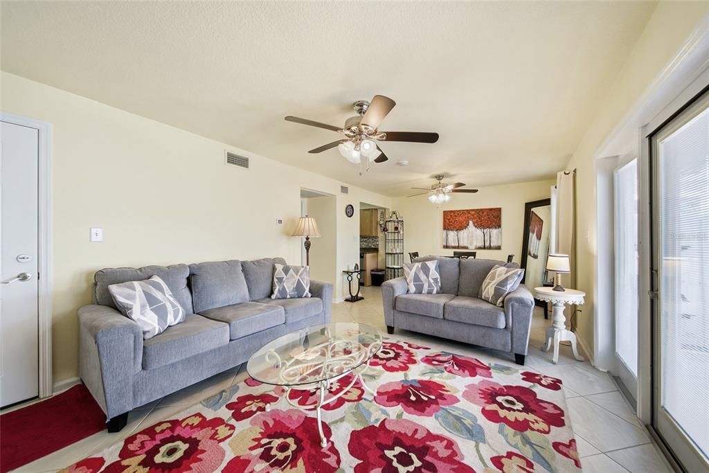 For Sale: $215,000 (1 beds, 1 baths, 562 Square Feet)