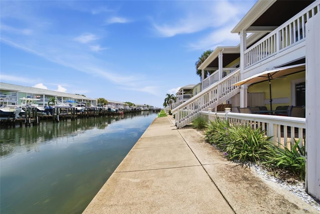 For Sale: $215,000 (1 beds, 1 baths, 562 Square Feet)