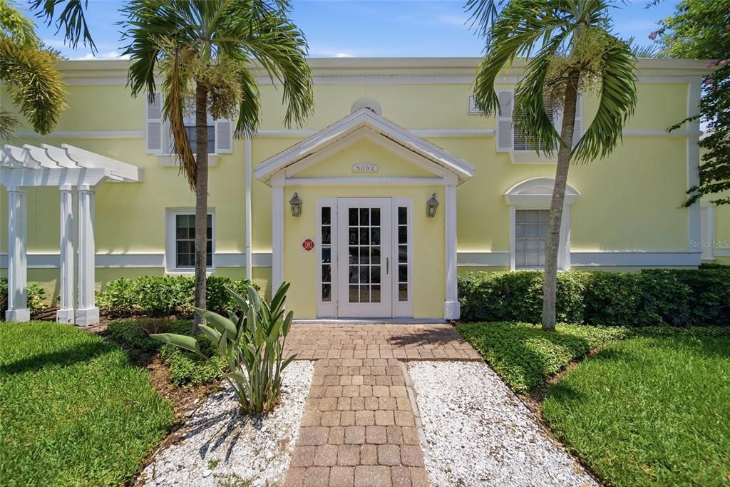 For Sale: $215,000 (1 beds, 1 baths, 562 Square Feet)