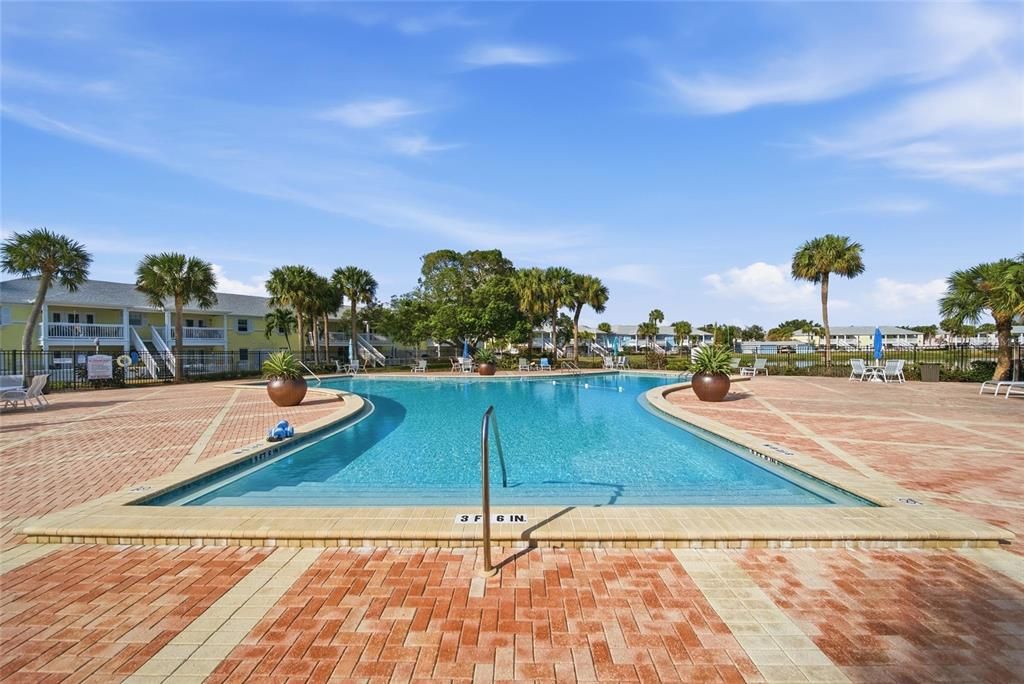 For Sale: $215,000 (1 beds, 1 baths, 562 Square Feet)