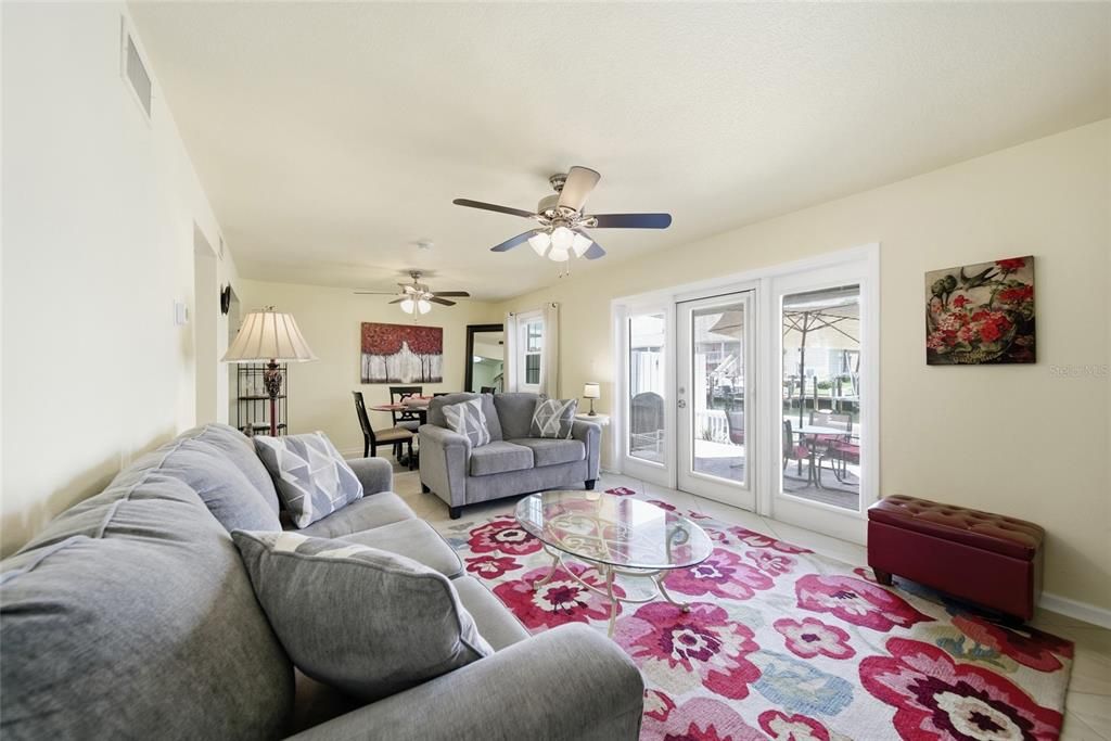 For Sale: $215,000 (1 beds, 1 baths, 562 Square Feet)