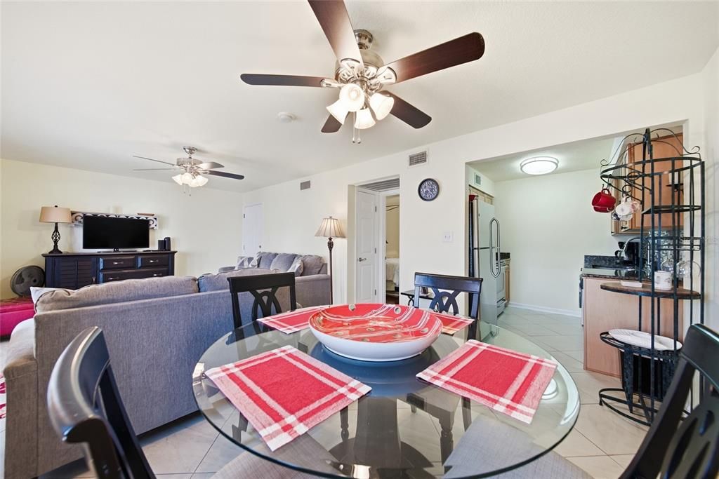 For Sale: $215,000 (1 beds, 1 baths, 562 Square Feet)