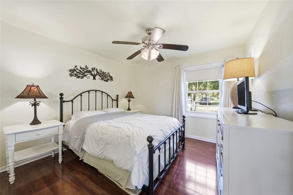 For Sale: $215,000 (1 beds, 1 baths, 562 Square Feet)