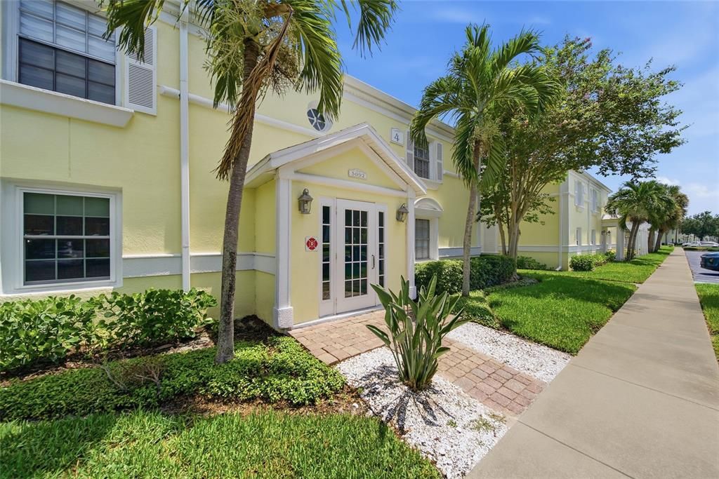 For Sale: $215,000 (1 beds, 1 baths, 562 Square Feet)