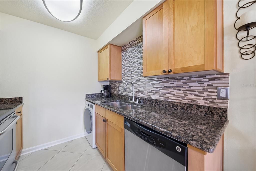 For Sale: $215,000 (1 beds, 1 baths, 562 Square Feet)
