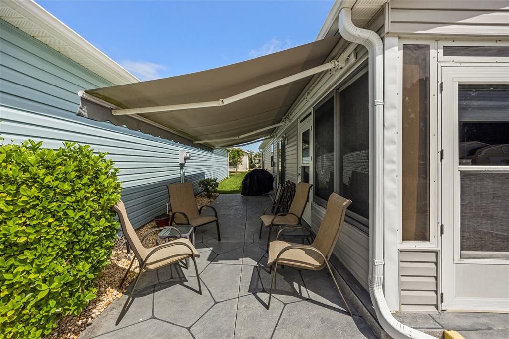 Active With Contract: $259,999 (2 beds, 2 baths, 1143 Square Feet)