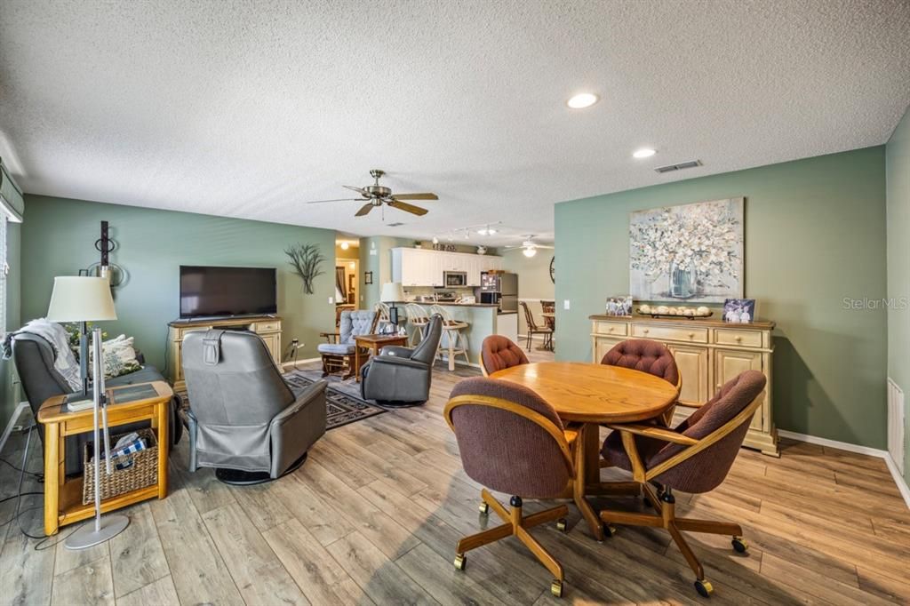 Active With Contract: $259,999 (2 beds, 2 baths, 1143 Square Feet)