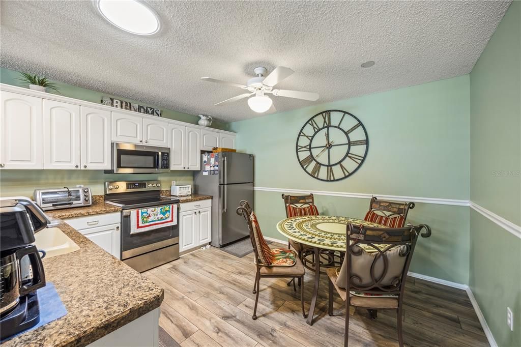 Active With Contract: $259,999 (2 beds, 2 baths, 1143 Square Feet)