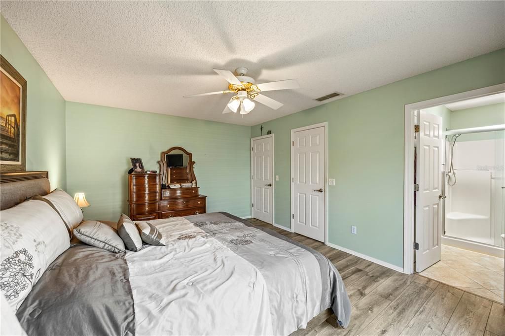 Active With Contract: $259,999 (2 beds, 2 baths, 1143 Square Feet)