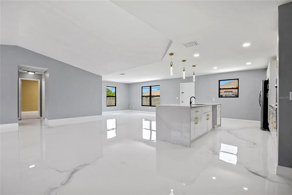 Activo con contrato: $364,900 (3 camas, 2 baños, 1744 Pies cuadrados)