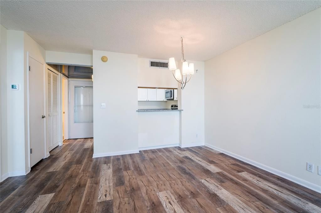 For Sale: $175,000 (1 beds, 2 baths, 850 Square Feet)
