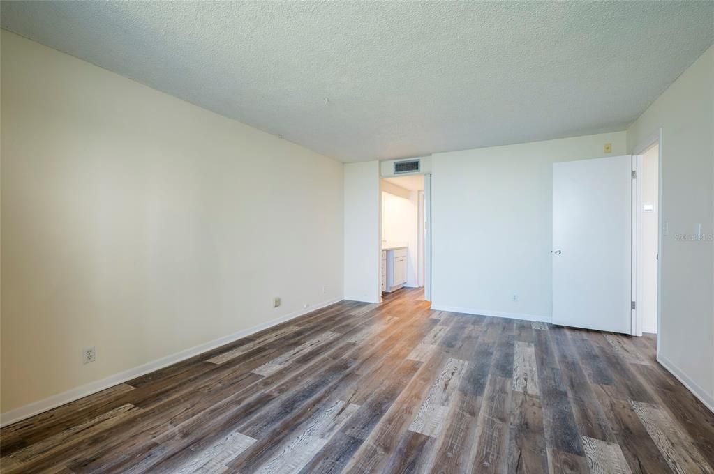 For Sale: $175,000 (1 beds, 2 baths, 850 Square Feet)