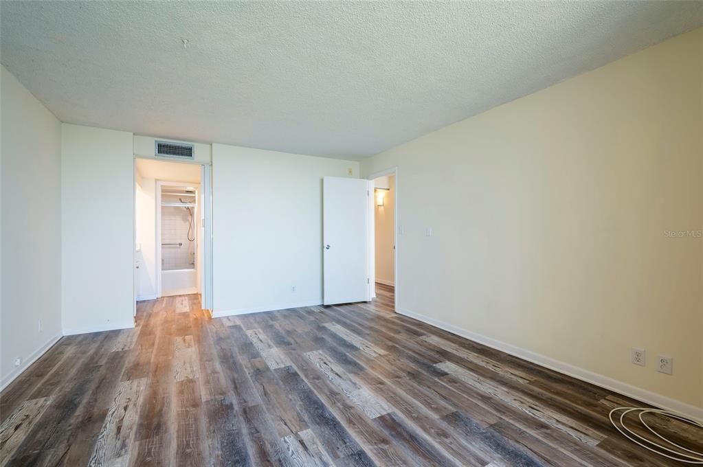 For Sale: $175,000 (1 beds, 2 baths, 850 Square Feet)