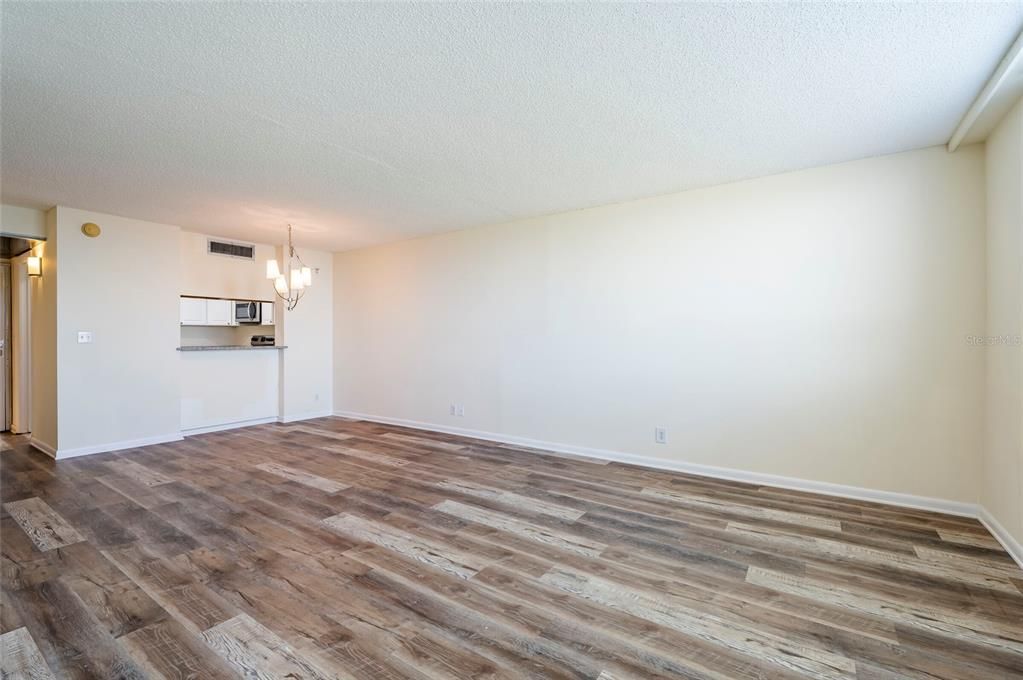 For Sale: $175,000 (1 beds, 2 baths, 850 Square Feet)