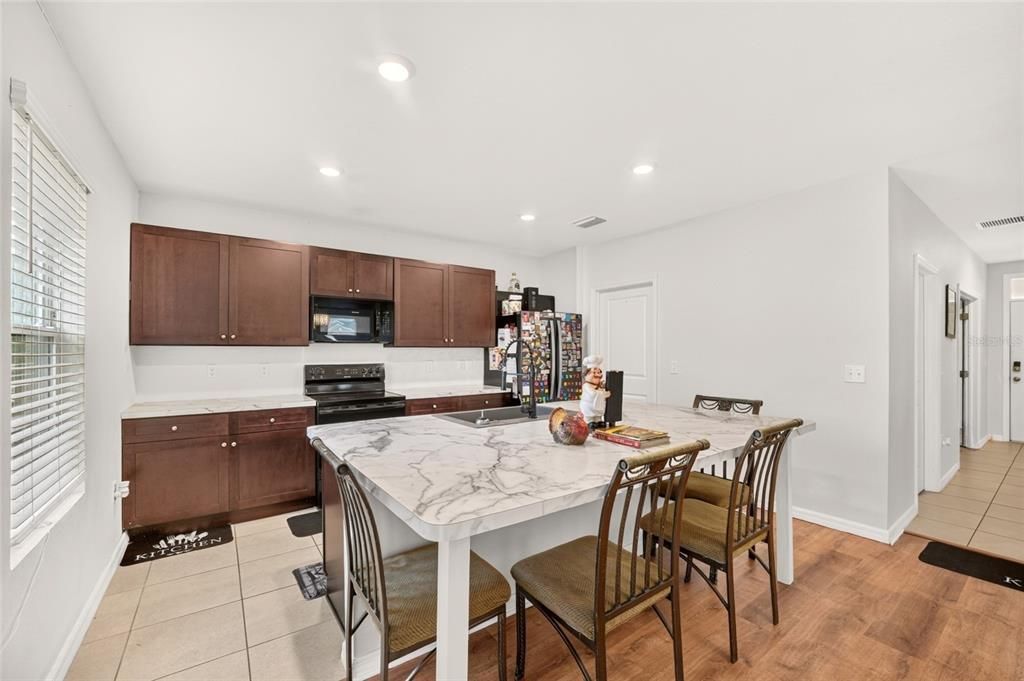 En Venta: $325,000 (4 camas, 2 baños, 2382 Pies cuadrados)