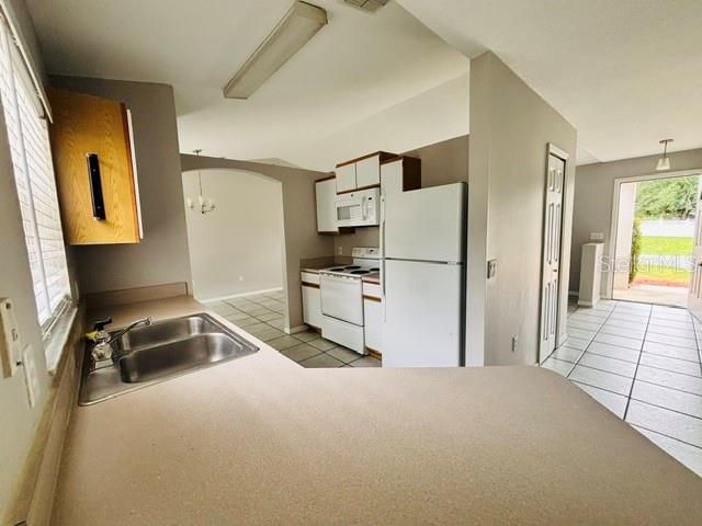 For Rent: $1,950 (3 beds, 2 baths, 1372 Square Feet)